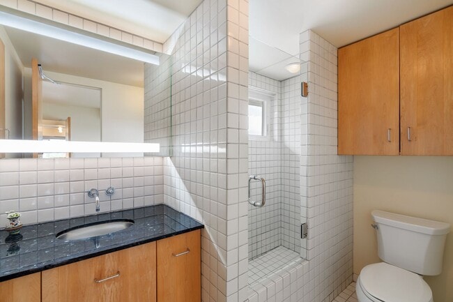 Building Photo - Lovely 2/2 Makiki Heights Home - Utilities...