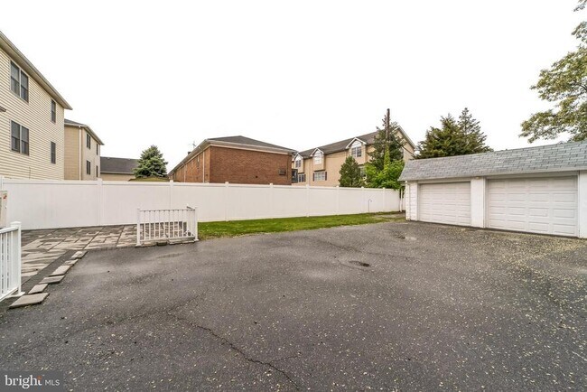 Building Photo - 23 E Elm St