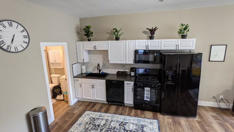 Building Photo - 902-904 W Locust St