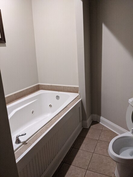 Master jetted tub - 1319 N Davidson St