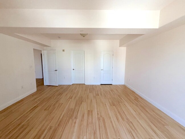 Building Photo - Riverwalk Tower 2 Bedroom Condo - 2 Parking Spaces/Private Laundry