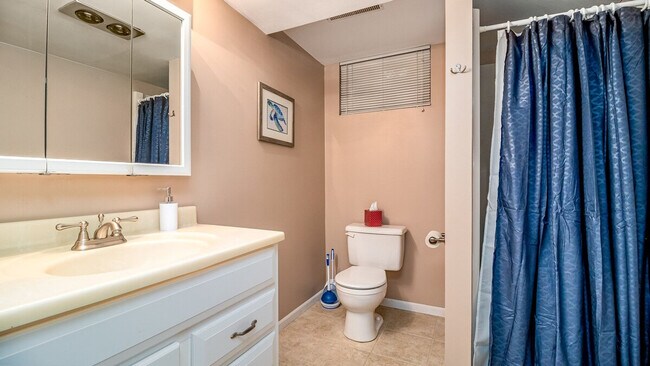 Building Photo - 886 Arthur Dr