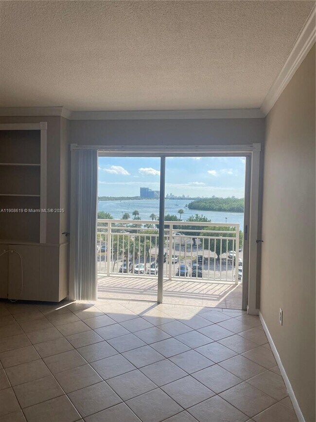 Building Photo - 400 Kings Point Dr