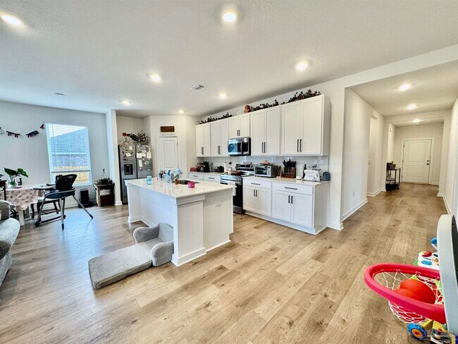 Building Photo - 6330 Buckthorn Cir