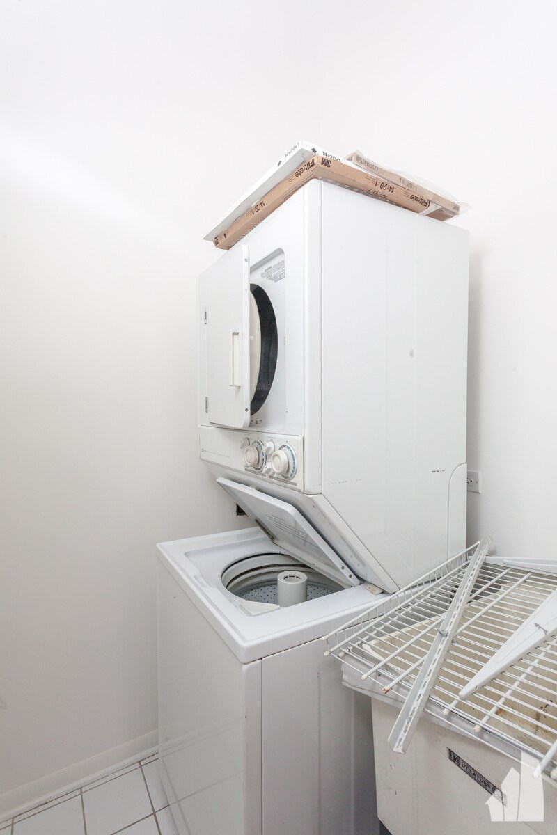 Building Photo - 2222 W Diversey Ave