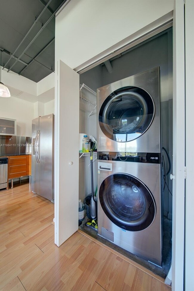 Building Photo - 10 SW South River Dr