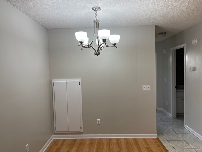 Building Photo - Foxhill Commons - 12 Month Minimal Lease! ...