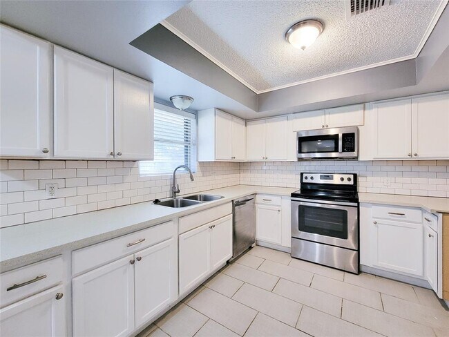 Building Photo - 8310 Gulf Tree Ln