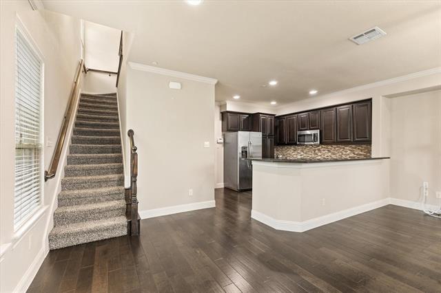 Building Photo - 7915 Parkwood Blvd