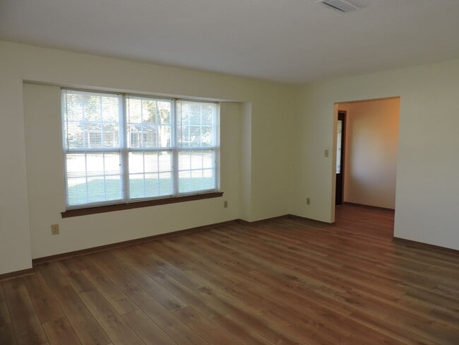 Building Photo - Convenient to interstate, schools & shopping!