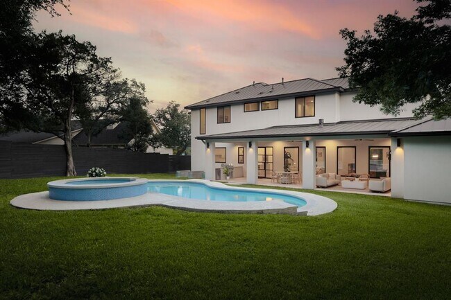 Building Photo - 1800 Bay Hill Dr