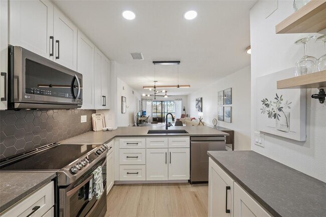 Building Photo - 6277 Bahia Del Mar Blvd S