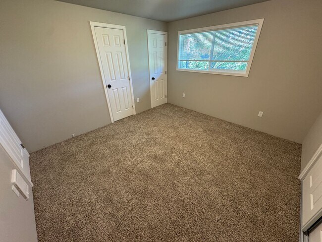 Building Photo - (248) 2 Bdrm / 1 Bath Town Home - Newly Remodeled
