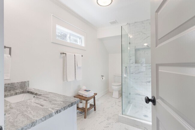 Building Photo - Gorgeous 4/3.5 w/ Bedroom on Main & Large,...