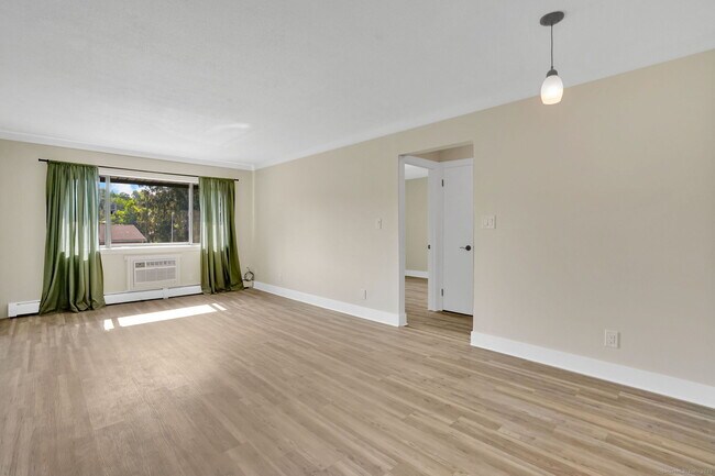 Building Photo - 549 Russell Rd