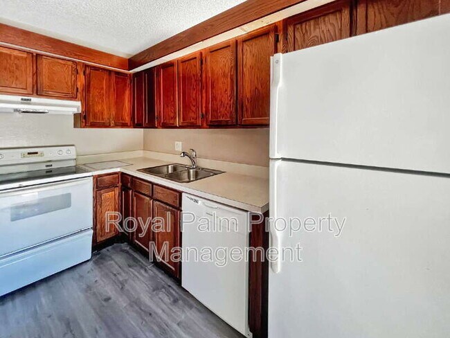 Building Photo - 5241 Cedarbend Dr