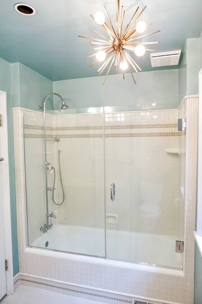 Building Photo - Gorgeous Dream Home in the Southwest Hills! Your Pacific Northwest Oasis Awaits!