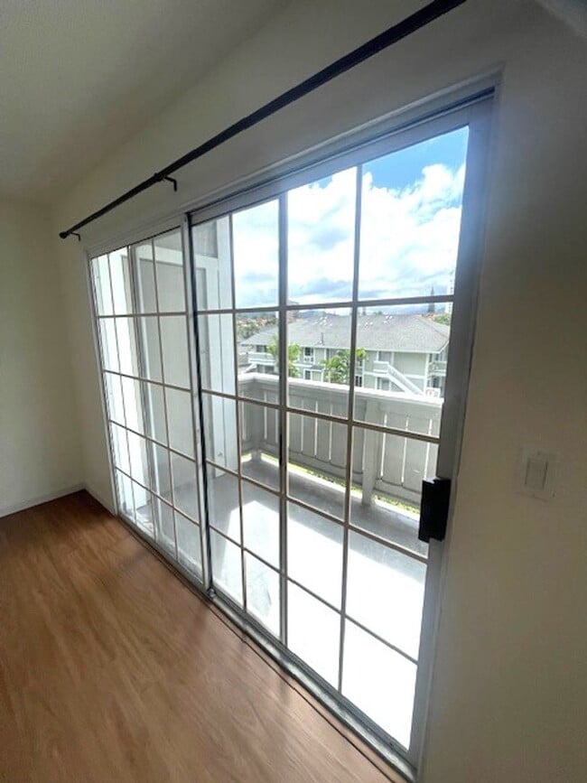 Building Photo - Recently Renovated 2 Bedroom / 1 Bath in K...