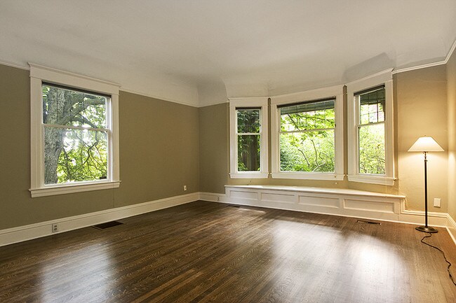 Building Photo - 604 West Galer Street - 2 bedrooms