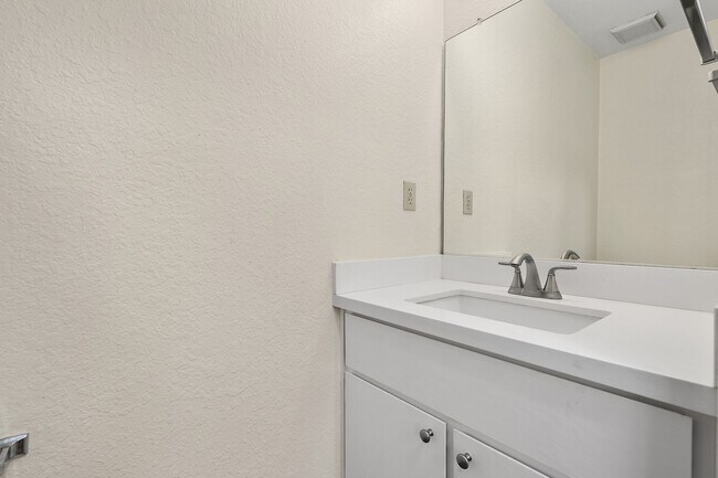 Building Photo - Beautiful 2-Bedroom 2.5Bathroom Mountain View Townhome