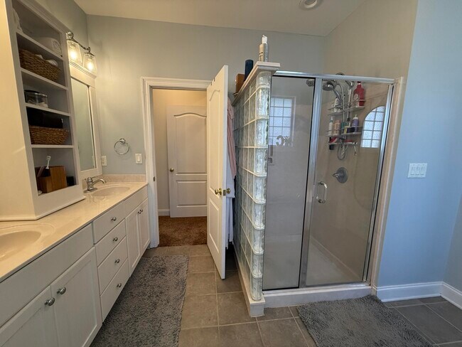 Building Photo - 4410 Windlake Dr