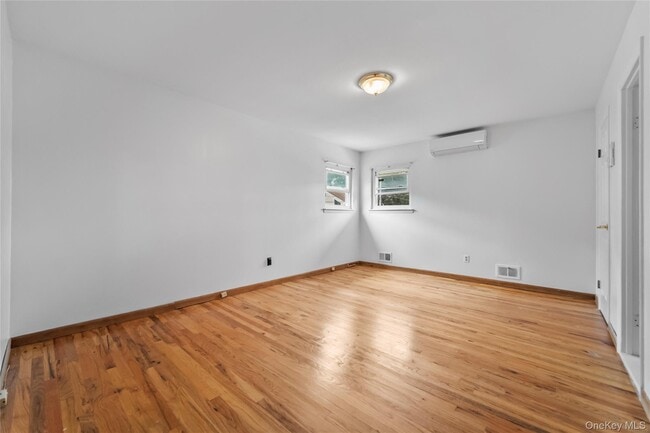 Building Photo - 35 Westwind Rd