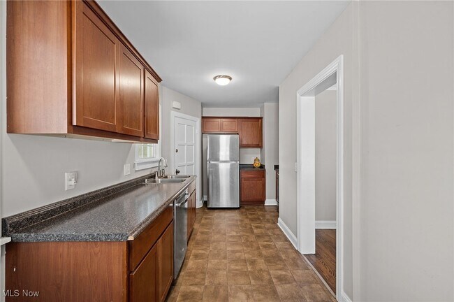 Building Photo - 3595 Glencairn Rd
