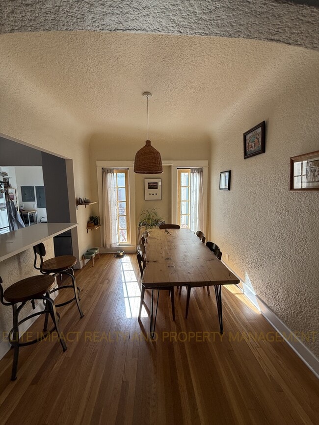 Building Photo - 2548 E 3rd St