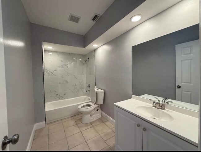 Building Photo - 8736 SE Algozzini Pl