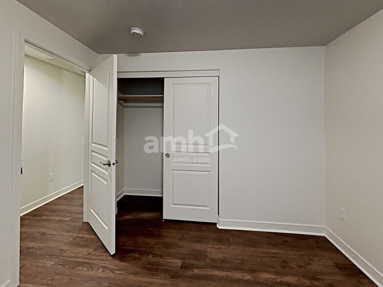 Building Photo - 1215 W Sanetta St