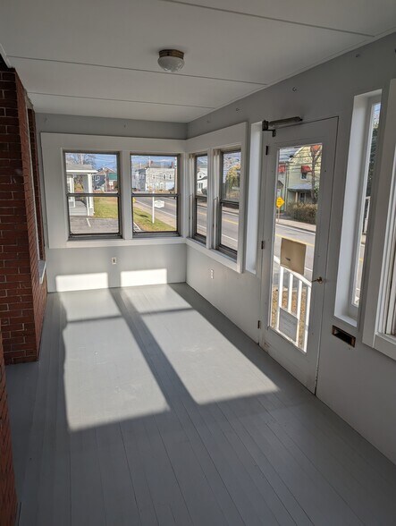 Building Photo - 264 Elm St