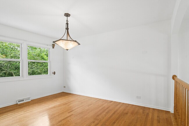 Building Photo - 710 E Valley Ln