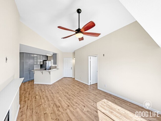 Building Photo - Stunning 2BD/2BA W/ Updated Kitchen and Re...