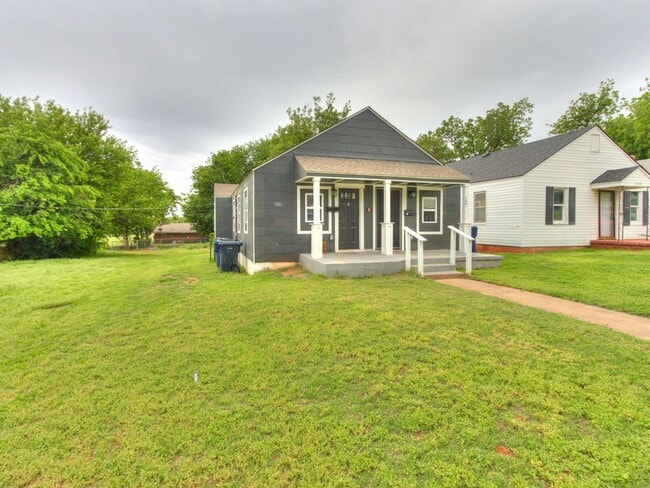 Building Photo - Completely Remodeled 1 Bedroom, 1 Bath Duplex!