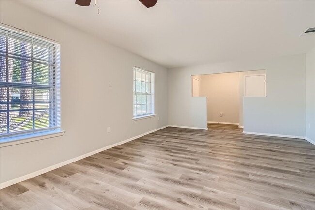 Building Photo - ? Modern 3-Bedroom Bedford Home with Spacious Layout ?