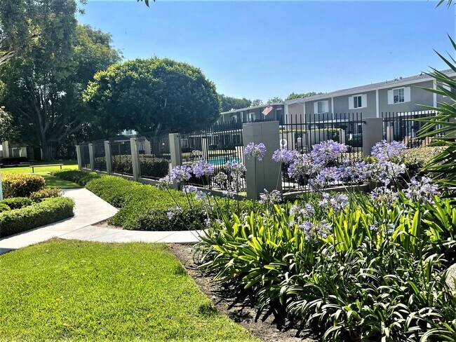 Building Photo - COSTA MESA 4BR/3BA TOWNHOME READY FOR MID-JULY OCCUPANCY