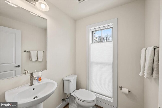 Building Photo - 2236 S Glebe Rd