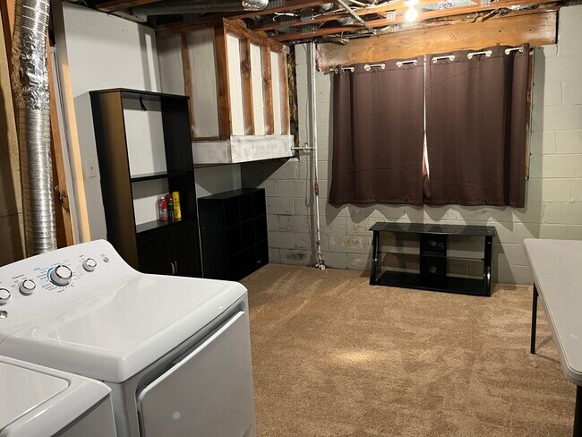 Building Photo - 2 Wimbledon Ln