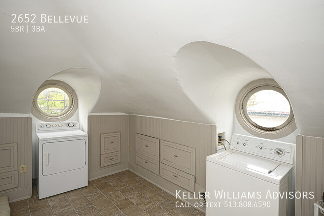Building Photo - 2652 Bellevue-