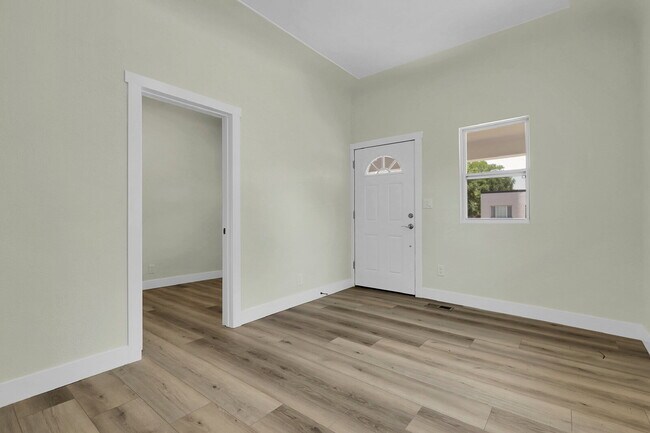Building Photo - $2,295 - 2 Bed, 1 Bath Newly Renovated Hom...