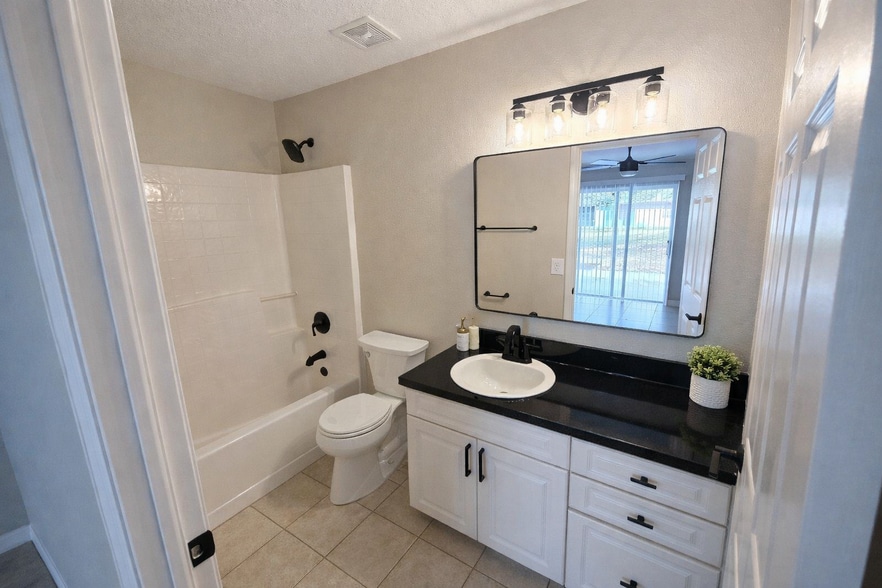 Building Photo - 215 S Boyd St