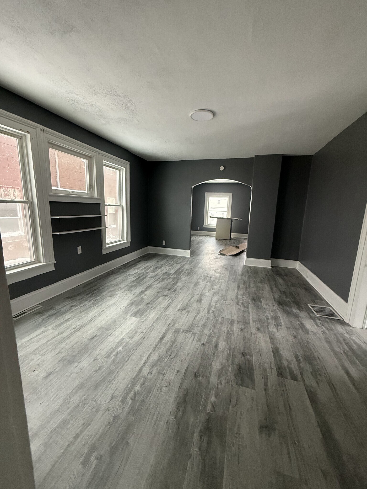 Building Photo - 313 E 7th St