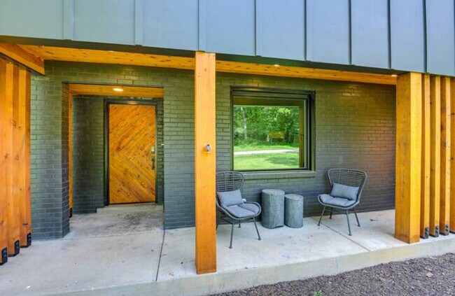 Primary Photo - 930 Downey Dr