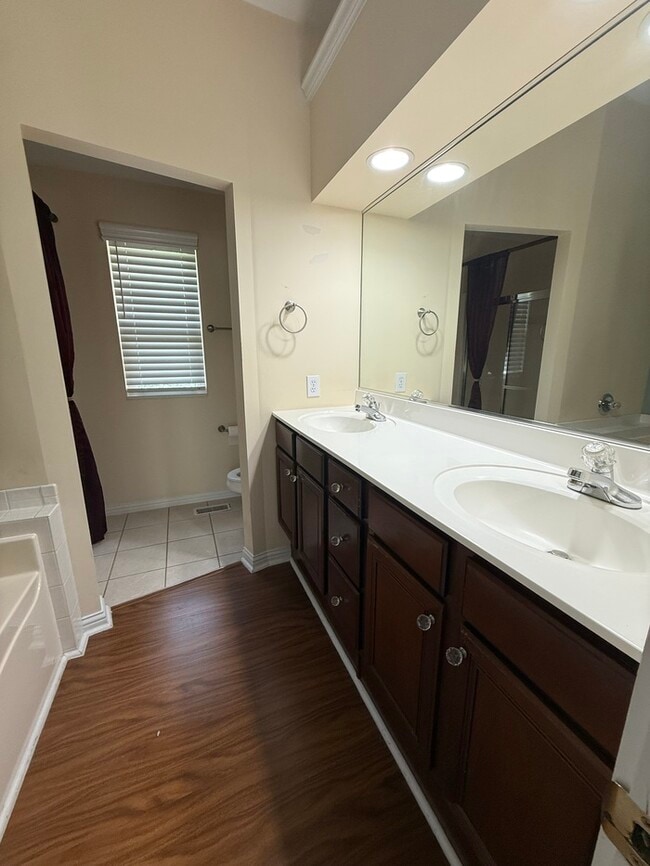 Building Photo - SIngle Family