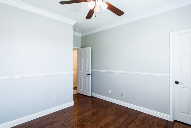 Building Photo - Beautiful 5 bedroom/ 3 Bath Miraleste home...