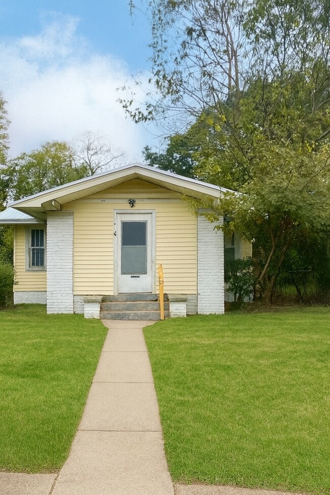 Building Photo - 2610 Ave P