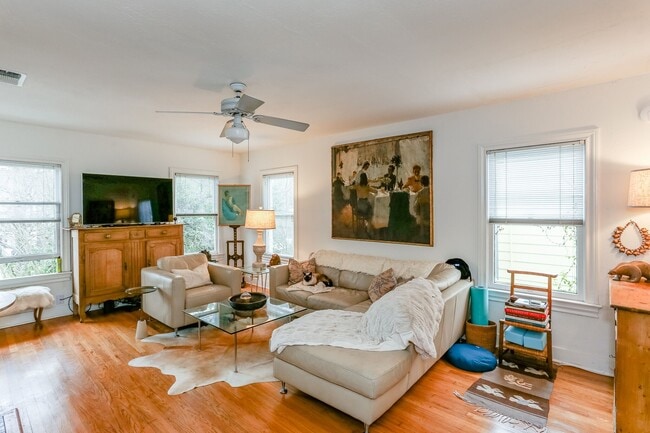 Building Photo - 1740 Banks St