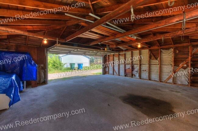 Building Photo - 3 Bedroom / 1 Bathroom Home