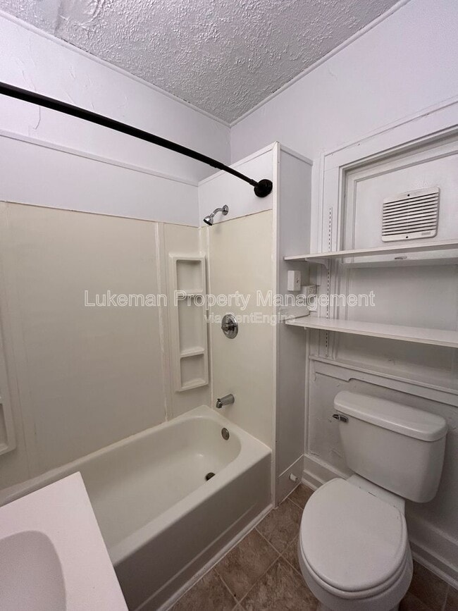 Building Photo - 428 S Westnedge Ave