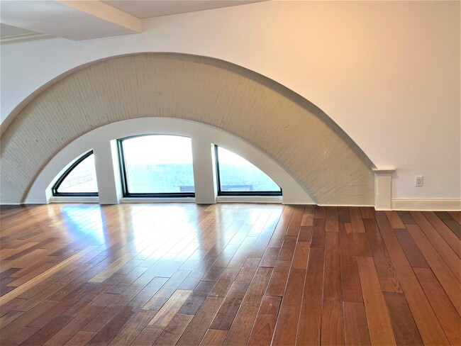 Building Photo - 1 S Astor St